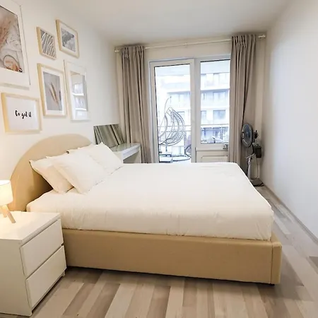 Leo Cozy Flat Big Balcony アパート *