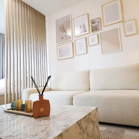 Leo Cozy Flat Big Balcony アパート プラハ
